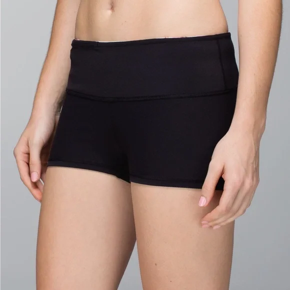 Lululemon Sz 4 Boogie Short Full-On Luon Black / Su14 Quilt 14 Floral Reversible - Picture 2 of 13